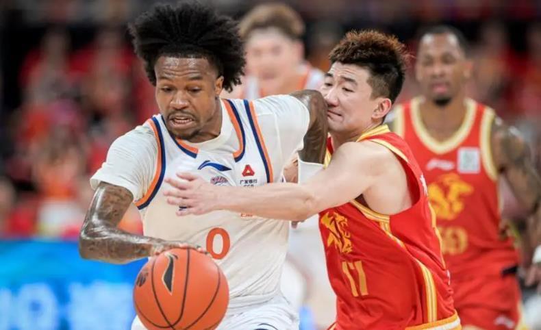 米奇：福克斯明天比赛最后时刻依然会拿球 并且我对他充满信心